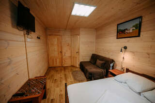 Гостиница Надежда Миллерово Четырехместный номер с двуспальной кроватью и двуспальным диваном-2