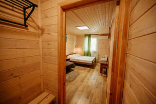 Гостиница Надежда Миллерово Четырехместный номер с двуспальной кроватью и двуспальным диваном-3